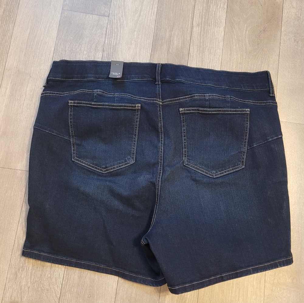 TORRID Jean Shorts Size 22 Feel The Fit Denim Blue Dark Wash Stretch Waist NWT - Picture 2 of 6